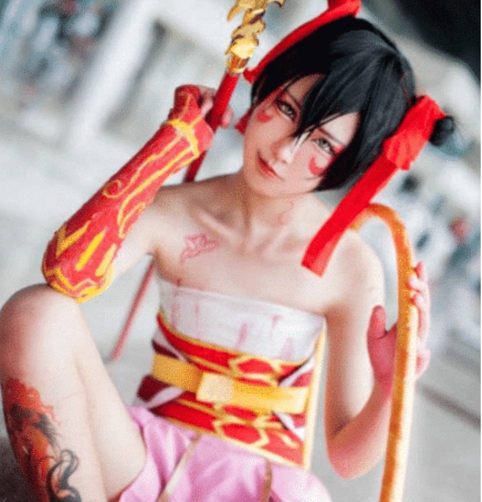 女子模仿哪吒着装在网上火了,粉红色肚兜演的好,网友:眼睛移不开了