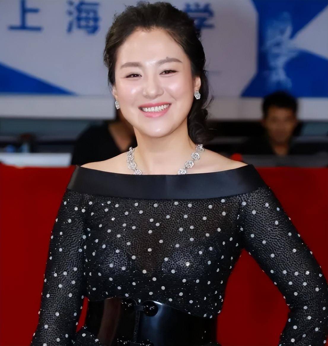 沈傲君不惧发福,穿薄纱上衣丰满有女人味,比排骨女星好看太多_身材