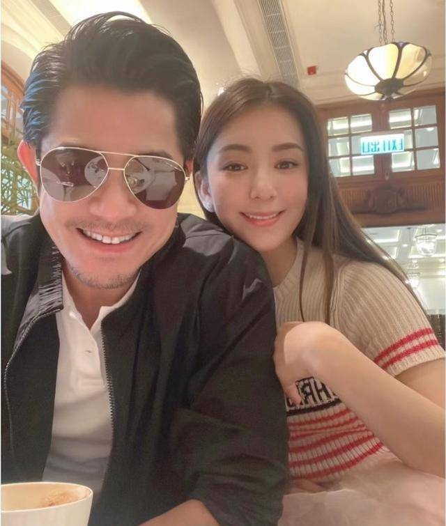 57岁郭富城为小22岁老婆庆生,他看起来比娇妻还时尚年轻_方媛_感觉