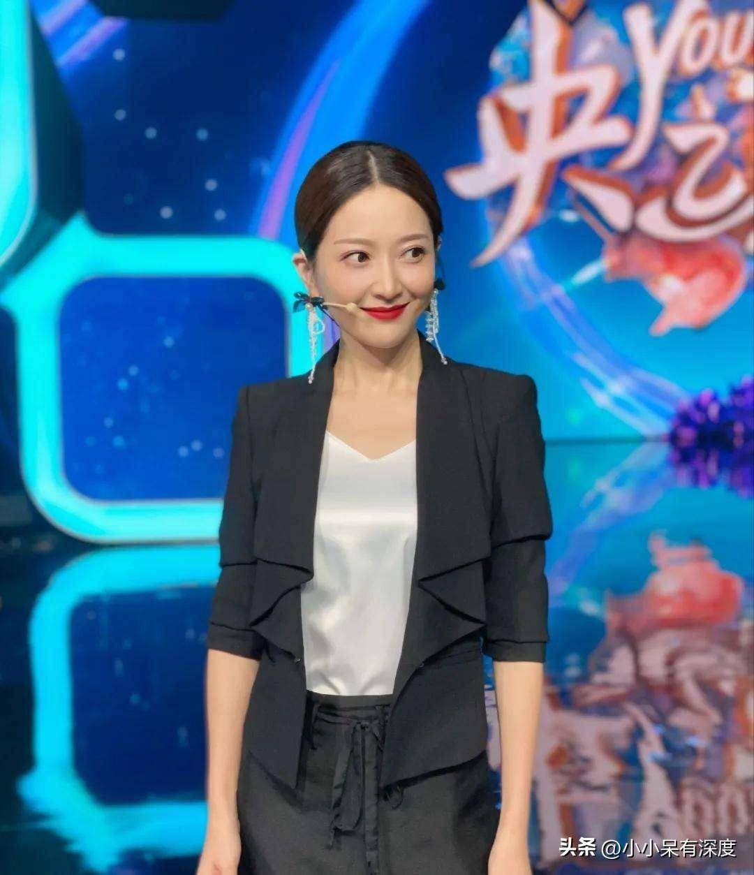 央视美女主持谢颖颖近照,素颜气质如少女,不施粉黛,穿着随意_节目