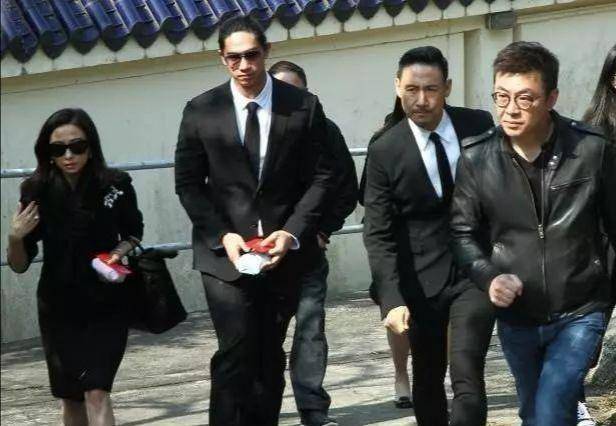 何猷龙捧着父亲遗像,何猷君痛哭,二太蓝琼缨身体不适提前离开_葬礼_何