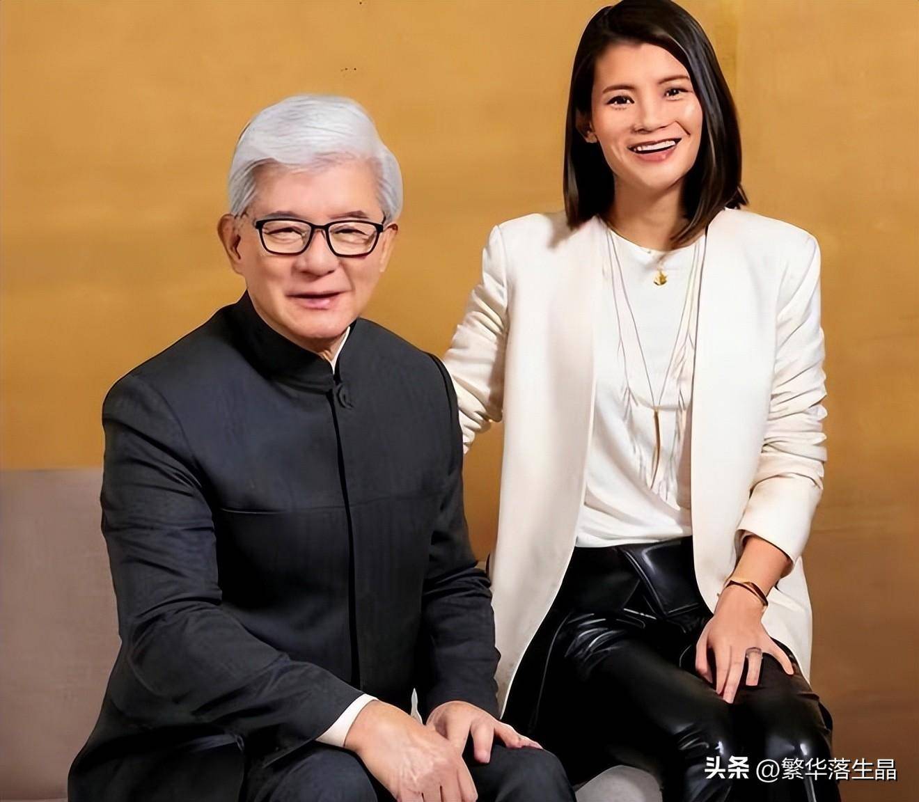 罗康瑞罕见露面,和儿女合影画面温馨,朱玲玲没有现身_生活_霍震霆