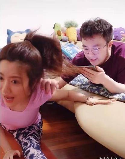 穿紧身衣显时尚上围,曾因街头吸烟被批_巴图_王博谷_网友