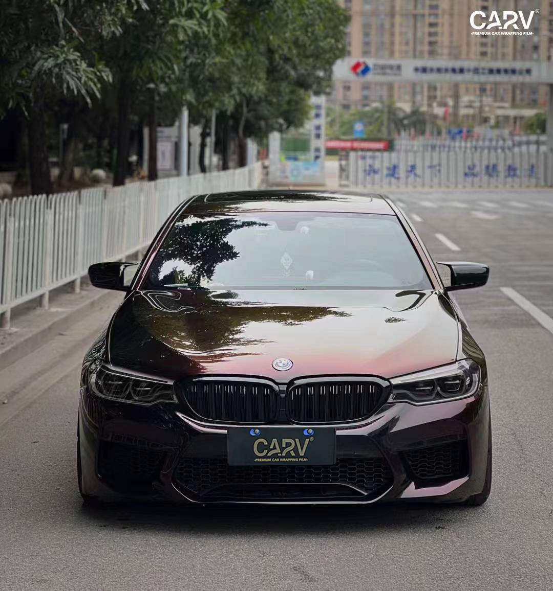 宝马5系卡孚改色膜白金黑魅红,华贵中带有优雅