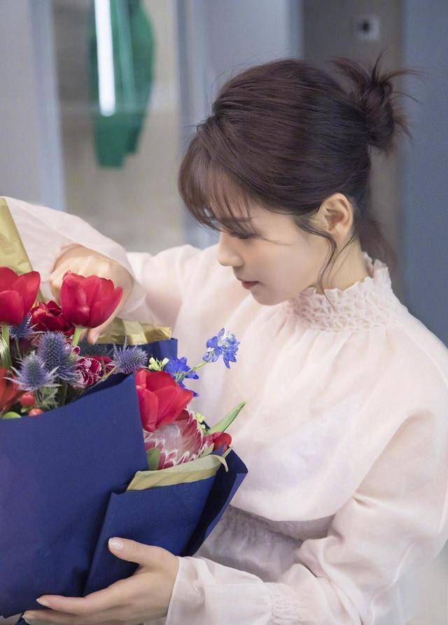 刘涛换了新发型,扎丸子头空气刘海清新又甜美,美得焕然一新!