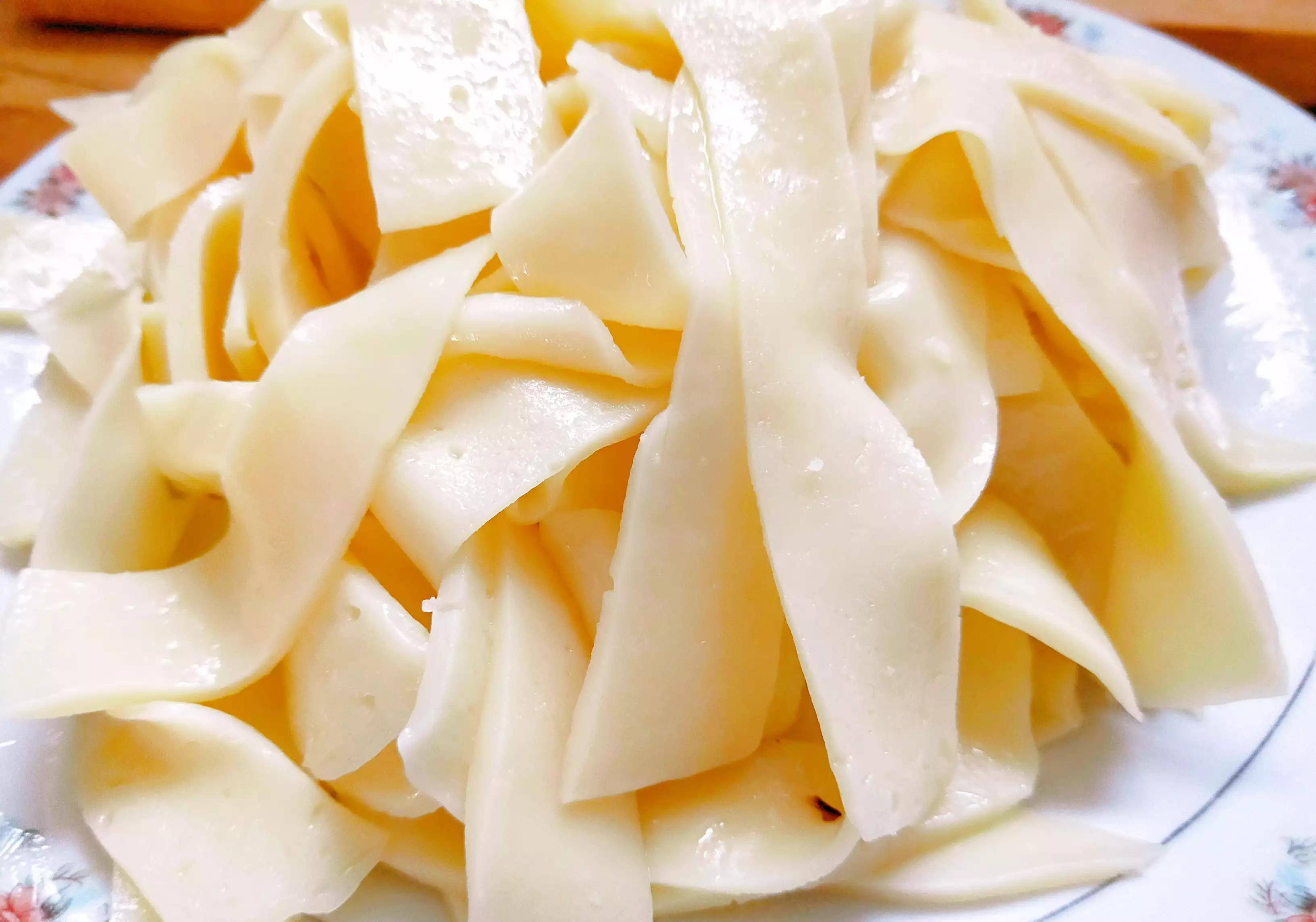 面粉加鸡蛋搅一搅,懒人都会做的凉皮,半分钟一张,好吃又解暑_面糊