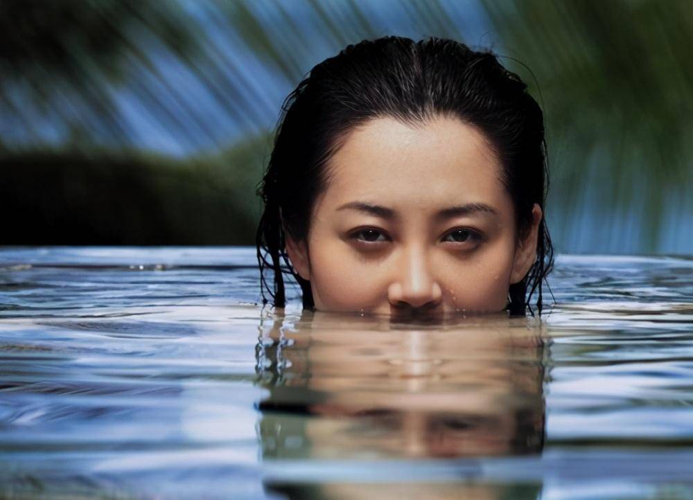 许晴一头湿发,隐露事业线,《男人装》封面时尚大时尚