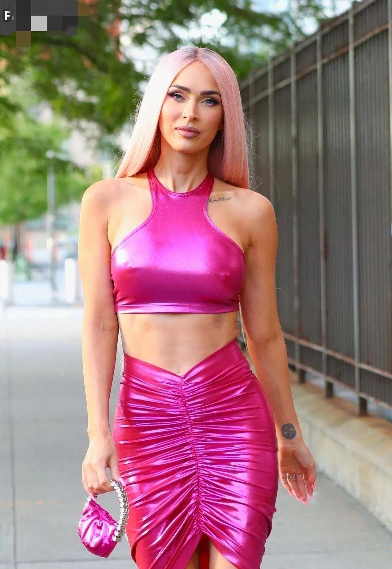 梅根·福克斯(megan fox)与机关枪凯利(mgk)搭配情侣纹身_凯莉_gun