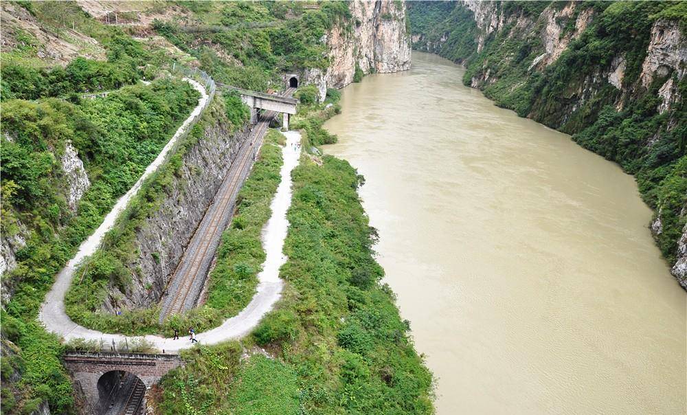 汉源深溪沟好壮美:大渡河峡谷一桥飞架,成昆铁路在绝壁穿行