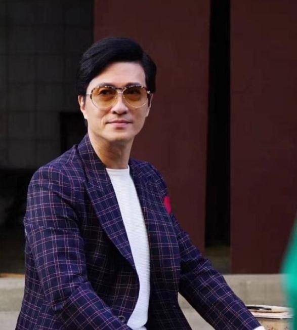 65岁王朔近照,头发花白面容沧桑,曾力捧徐静蕾_生活_作品_时候