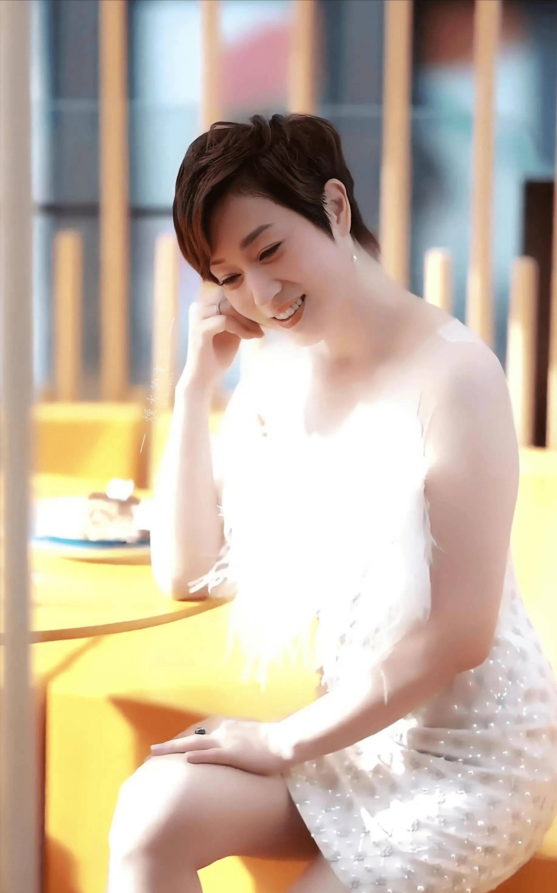 56岁港姐陈法蓉新年落单,和80岁老父亲吃大餐庆祝,身形窈窕_许晋亨