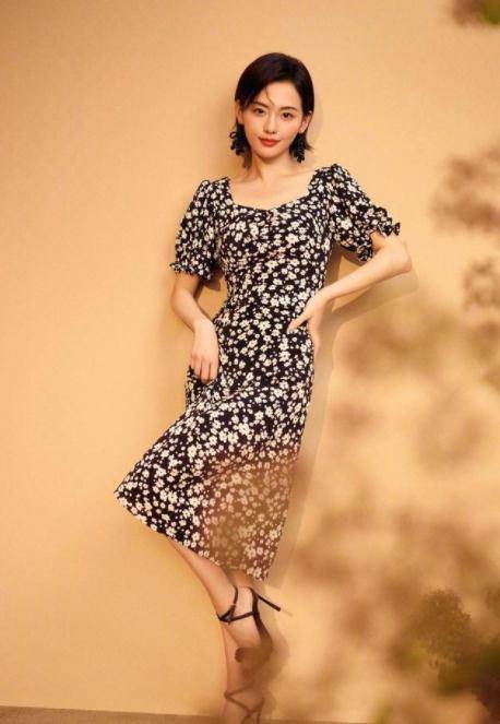 张嘉倪的气质让人不得不服,穿黑色旗袍古典大气,表情还很冷艳_造型