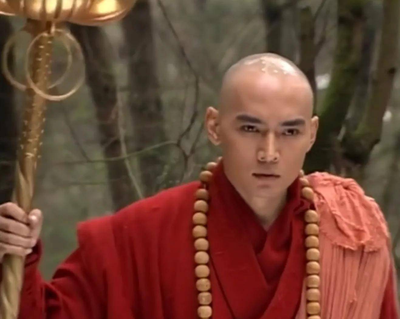 在2001年新加坡合拍剧《青蛇外传》中,焦恩俊首次挑战光头造型,饰演