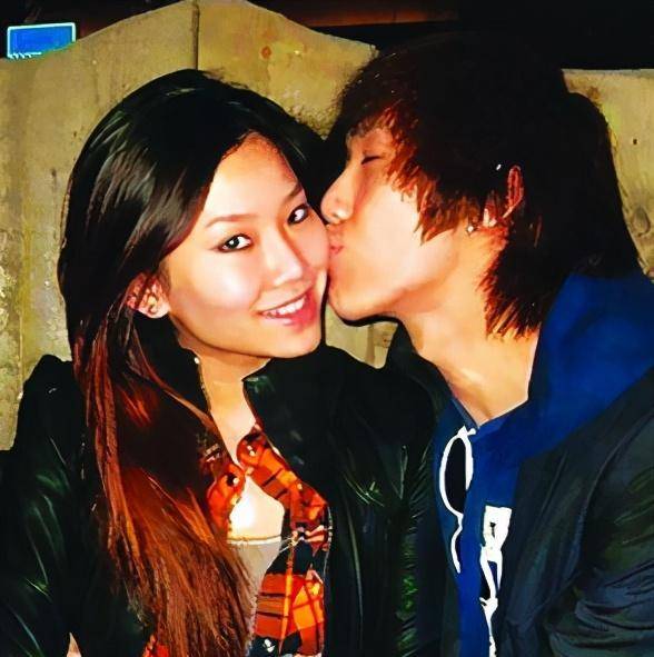 郑欣宜曾遭异母妹妹嫌弃,后者一夜吻两男,令郑少秋大感头痛_郑咏恩