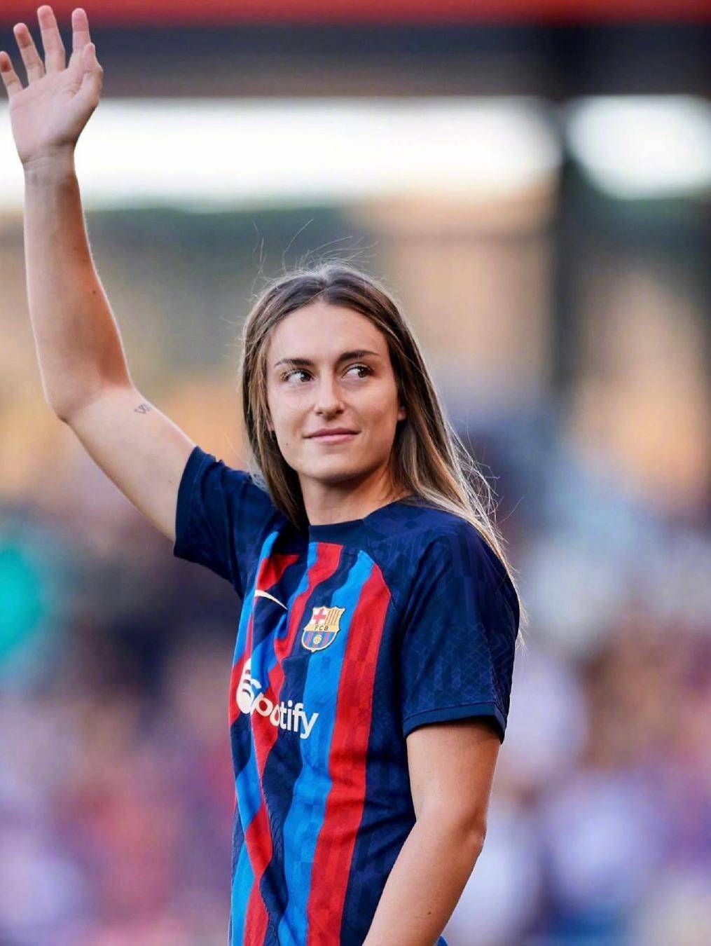 普特拉斯蝉联世界足球小姐,球迷:西班牙足球靠美女撑场面_巴萨_梅西