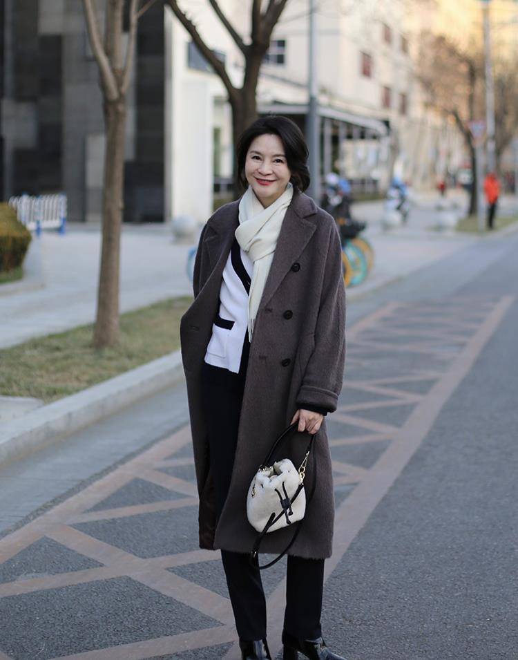 这才是70后的穿搭,不花哨不浮夸,淡雅知性尽显女人味,美得高级_风格_