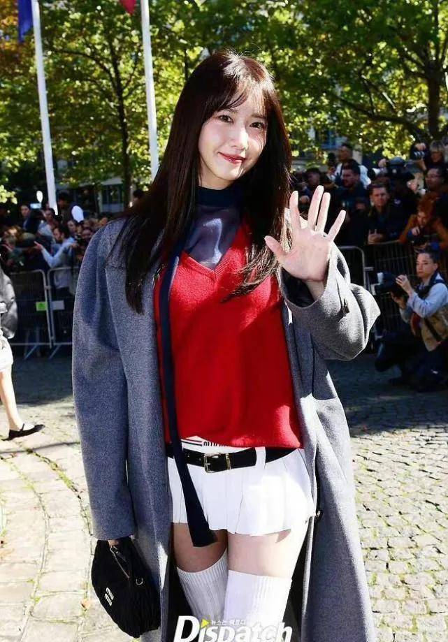 林允儿的秋装,短裙配高筒袜,不愧为韩国清纯女神_白色_红色_温度