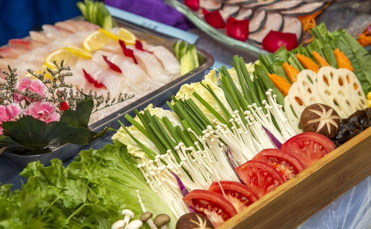 火锅先涮肉还是先涮菜?