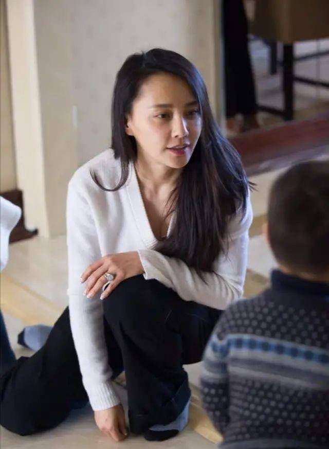 43岁马雅舒素颜好清纯,但穿的太穷酸,t恤搭条廉价阔腿裤!