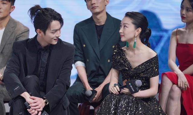 周冬雨和许凯拥抱气氛微妙,烫金长裙有点显矮,但是皮肤是真白皙_设计