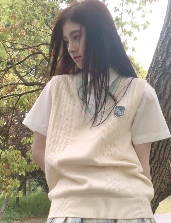 鞠婧祎穿校服裙,看到她坐树上拍照的坐姿,实在是太文艺了