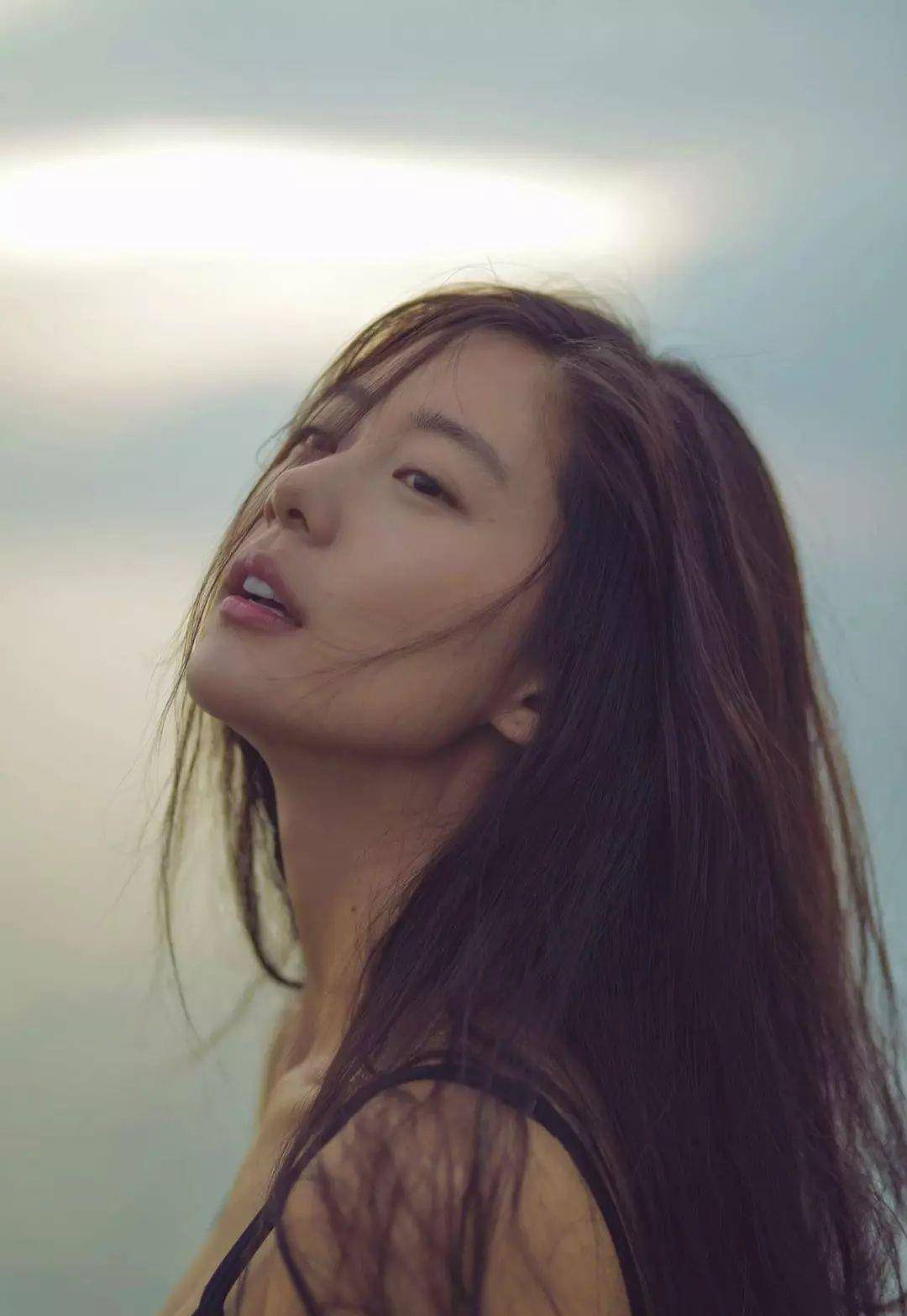 热巴和李成敏代言雪碧,造型不同颜值却一样能打,谁更胜一筹呢?