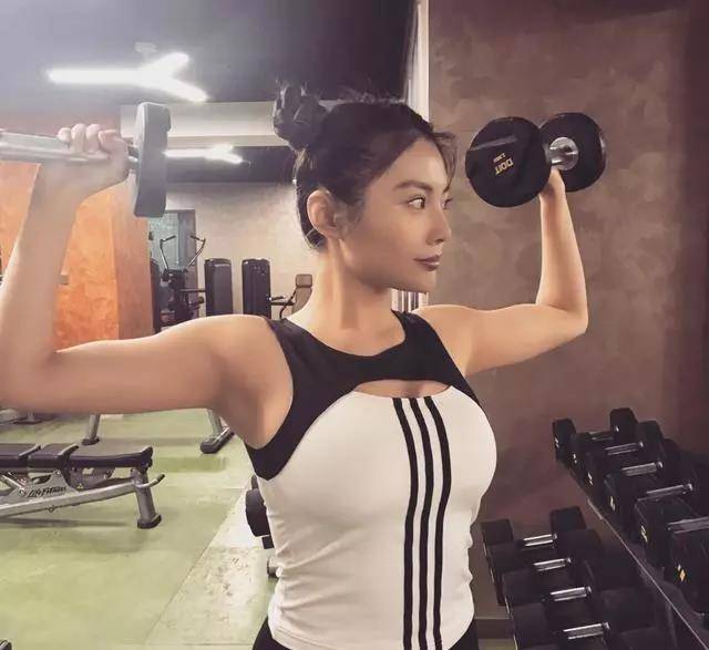 "大嫂"徐冬冬运动瘦身20斤,96斤的身材时尚依旧_女神_漂亮_训练