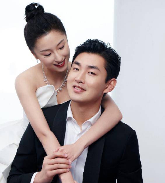 六月二十一日,王彦霖正式宣布结婚,带着女子艾佳妮一起来到我的母校