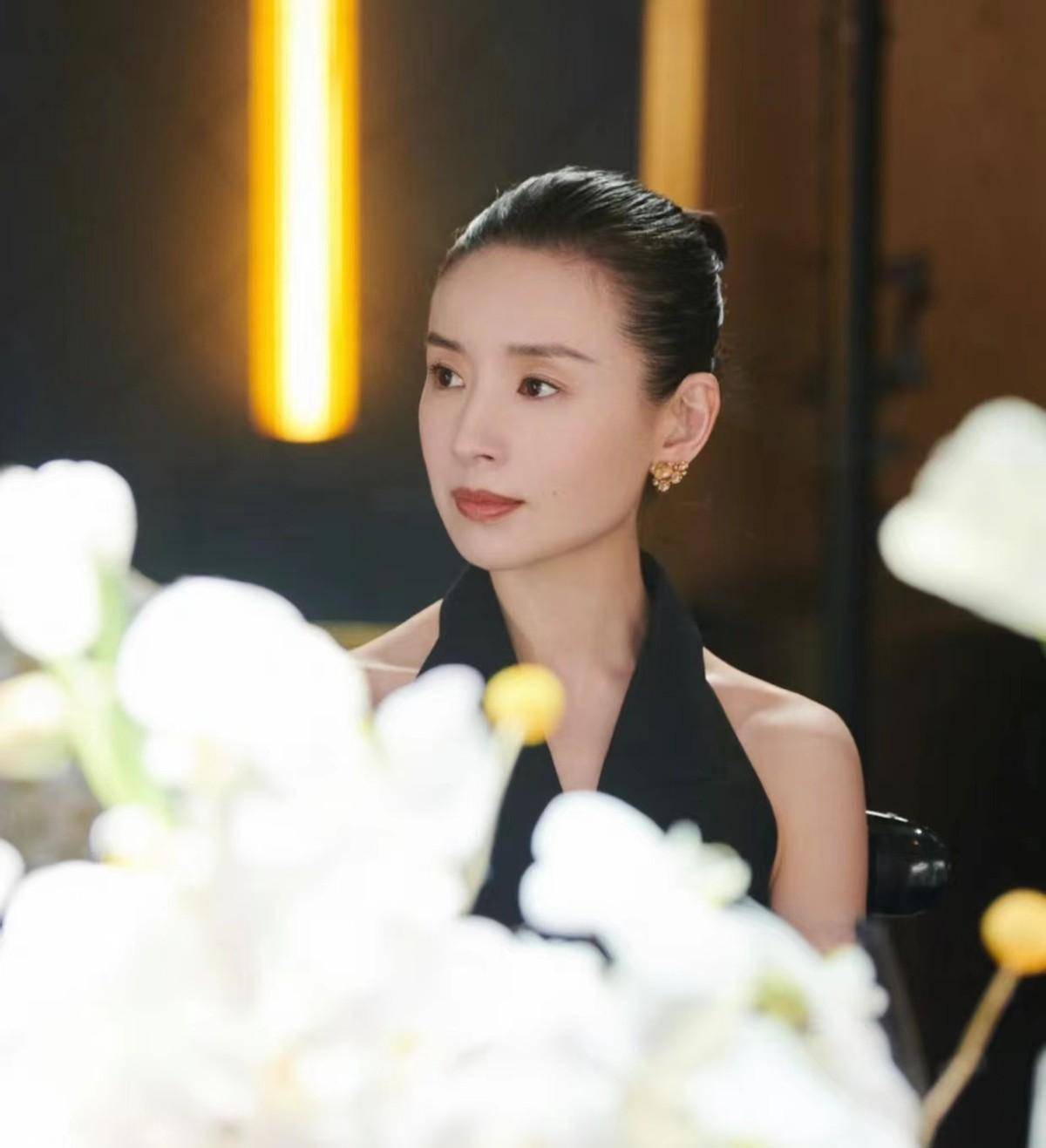 43岁董洁久违公开亮相变样了!