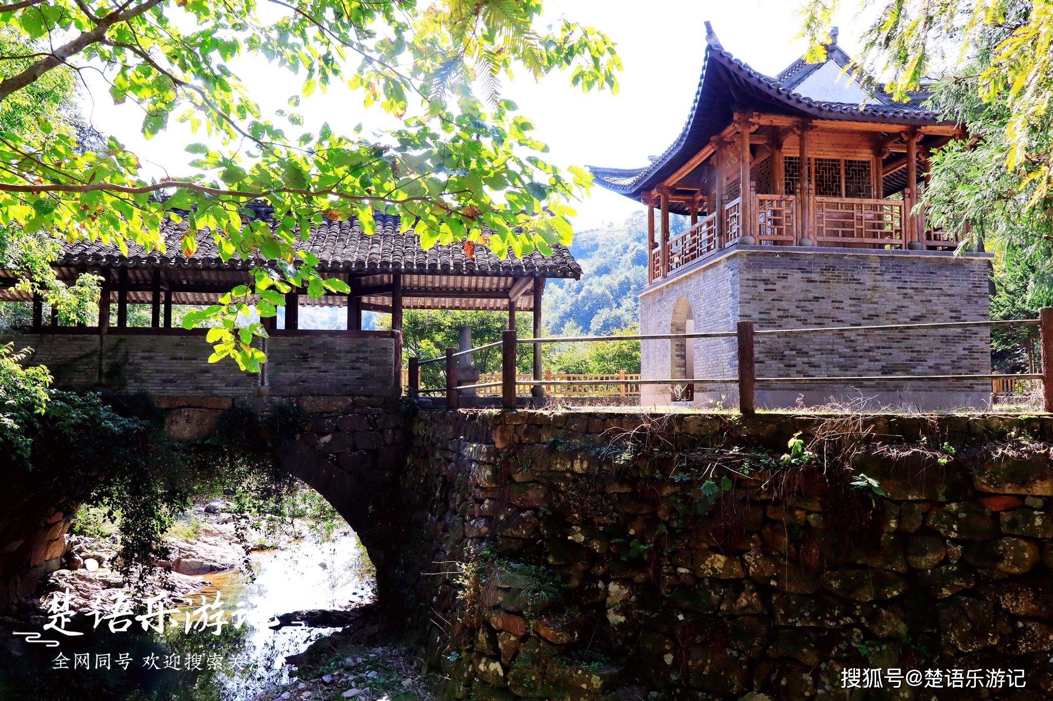 四明山鎮的西面和上虞,嵊州接壤,東面和海曙,奉化相鄰,北面是大嵐鎮.