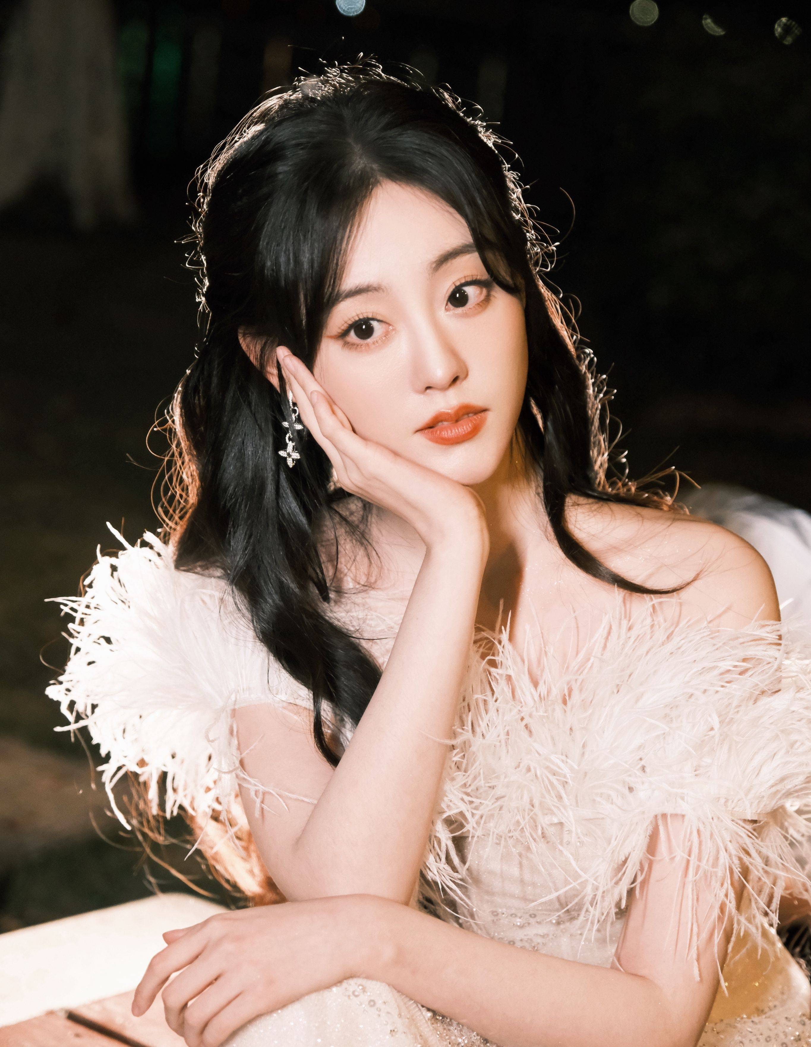 祝绪丹羽毛吊带连衣裙俏皮写真_大气_美得_白色