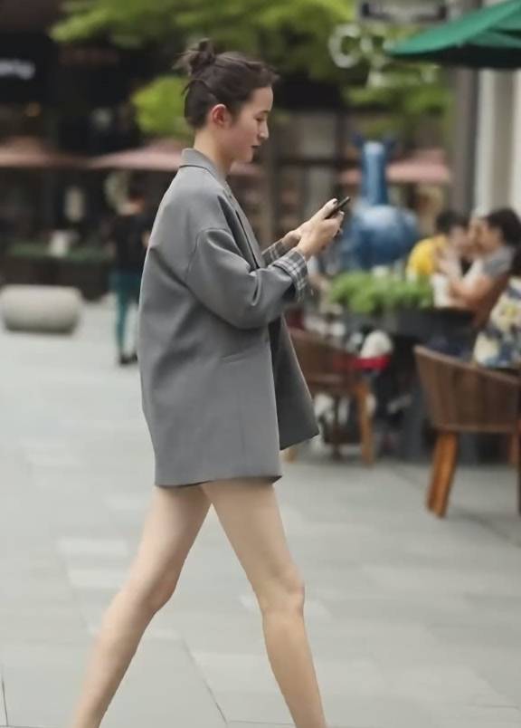 这个小姐姐就穿着一双经典款的匡威,是最常见的白色,而且属于高帮鞋的