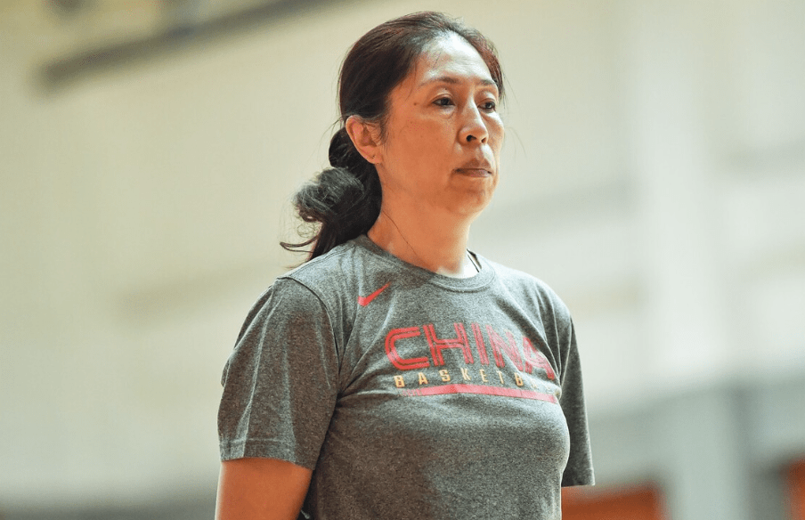 女篮:上午十点,中国女篮队长退役,郑微遗憾,球迷担心_邵婷_球员_比赛