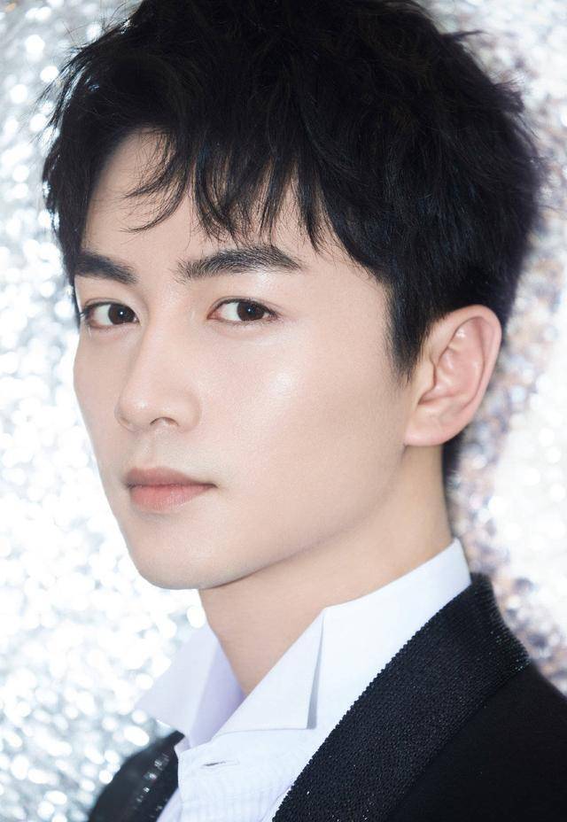 没有结婚时的陈晓眼神清澈,从他的眼睛里能看到青春的灵动和朝气,他的