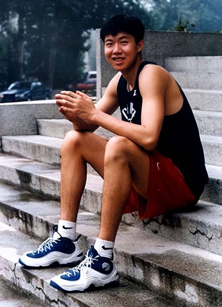 王治郅:23岁结婚,42岁再婚娶小13岁娇妻,儿子18岁成篮球小巨人_身高