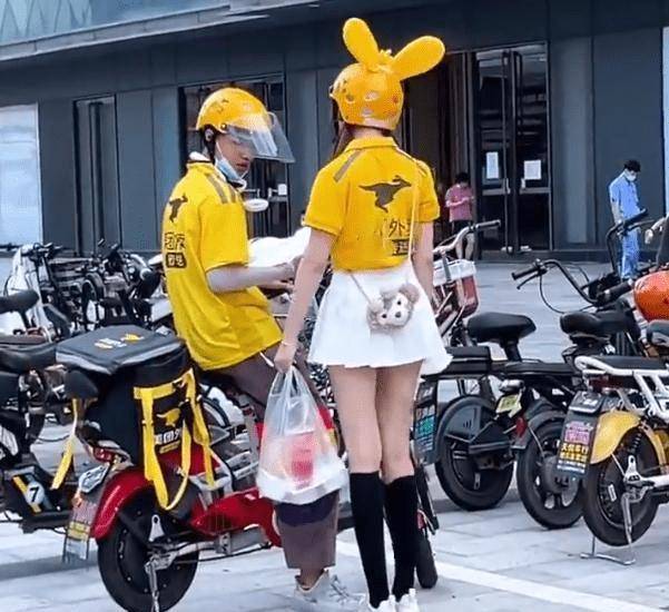 女"骑手"穿外卖服短裙当街热舞,网友:漂亮的外卖"媛"_美女_什么_眼球