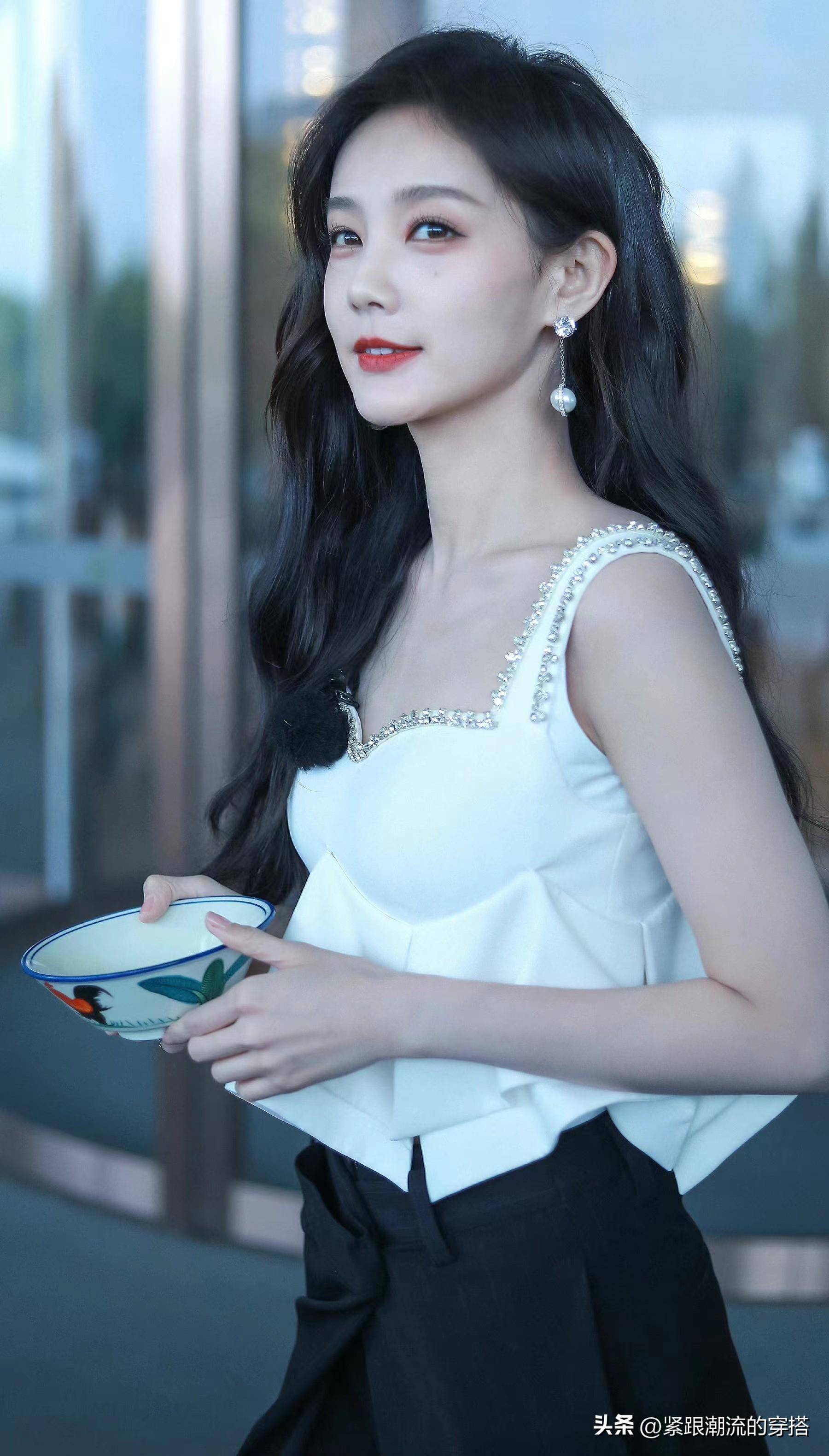 李一桐港风大波浪亮相,成熟妩媚有女人味,身材比例太出众_设计_白色