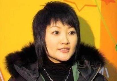 但其实金海心的母亲并不希望金海心女儿当一位歌手,也不希望女儿进入