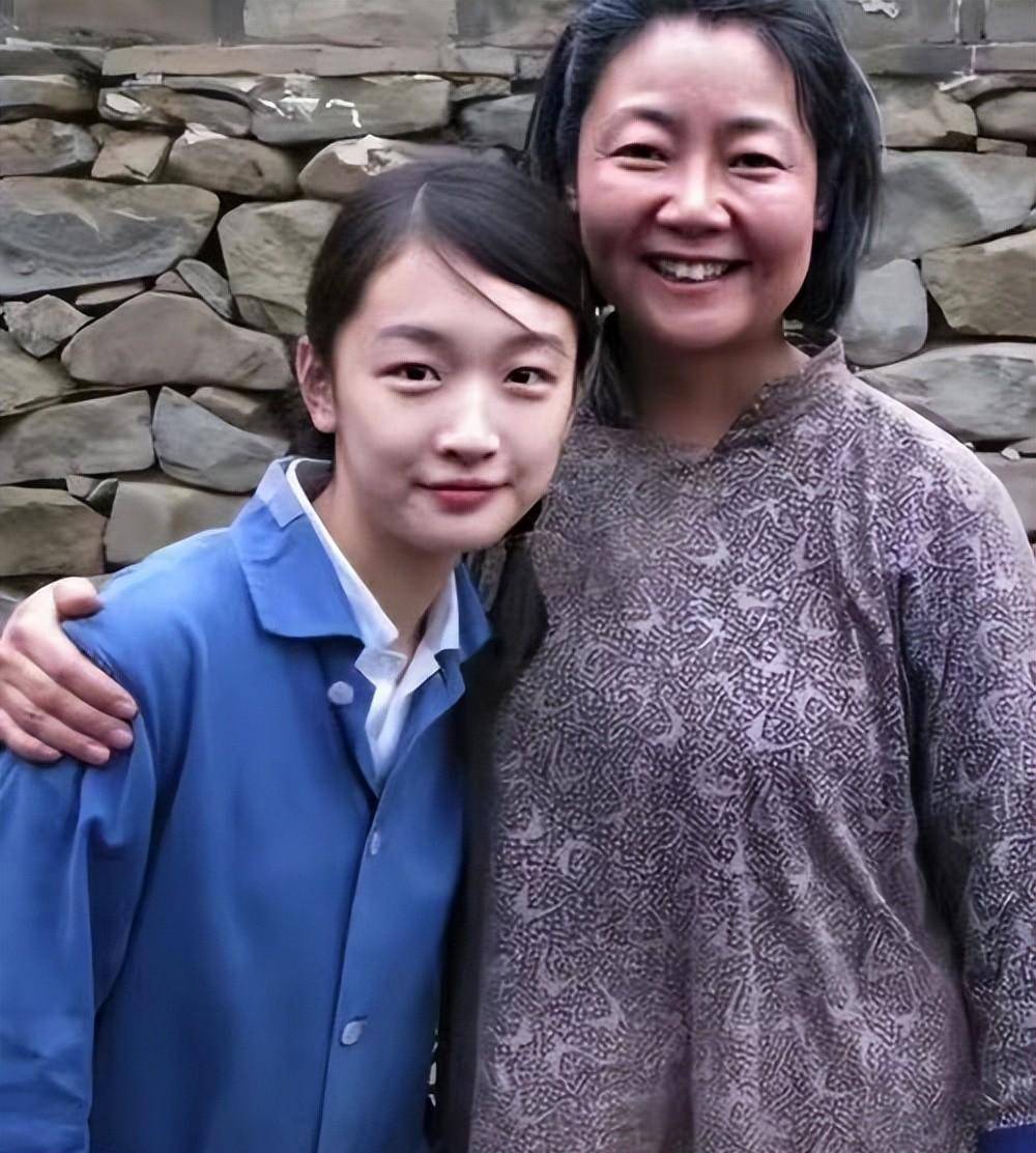 一马平川，衣服穿在周冬雨身上跟小孩偷穿大人的衣服一样