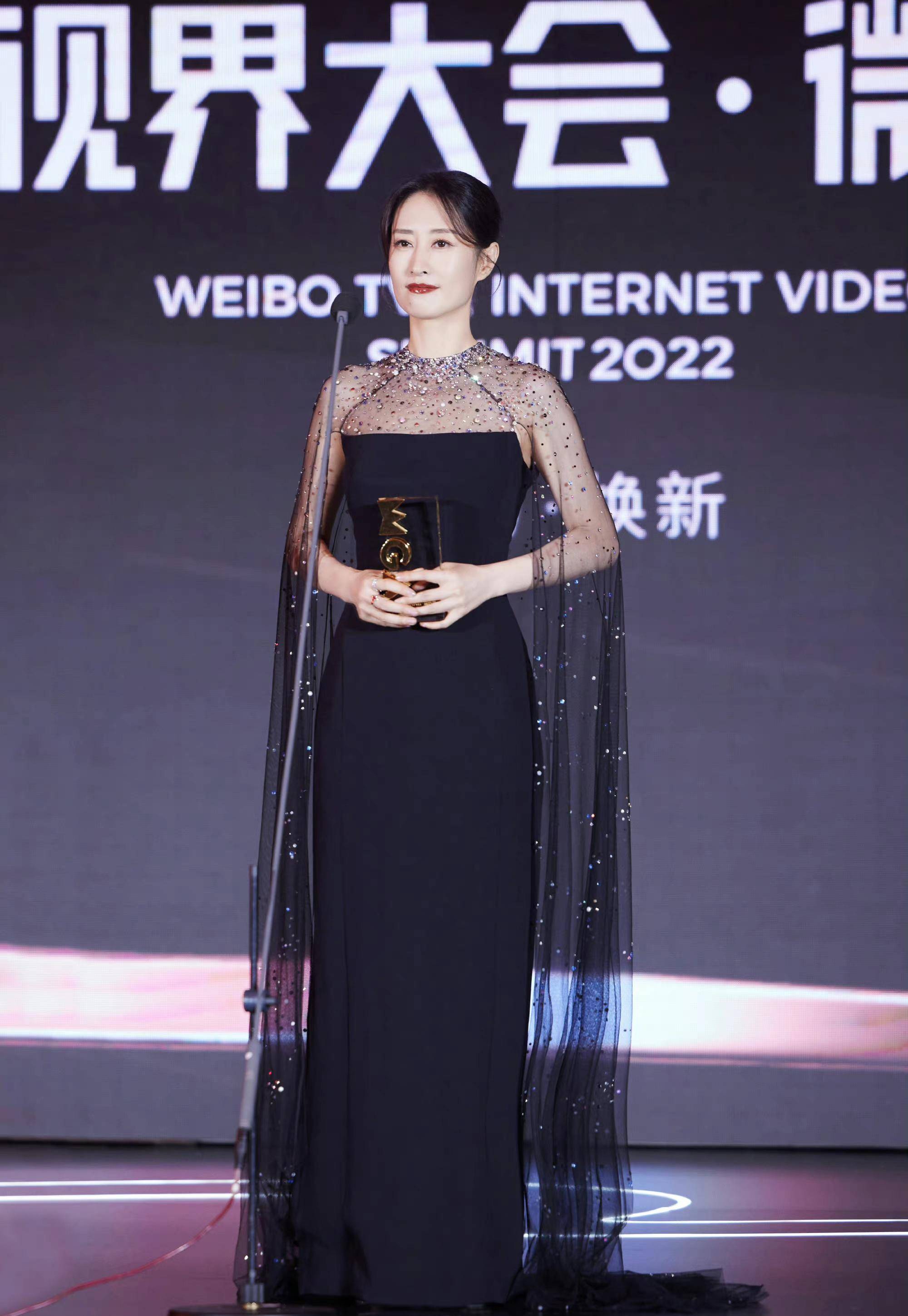 刘敏涛亮相微博视界大会,一袭薄纱斗篷黑裙,美得优雅大气_造型_气质