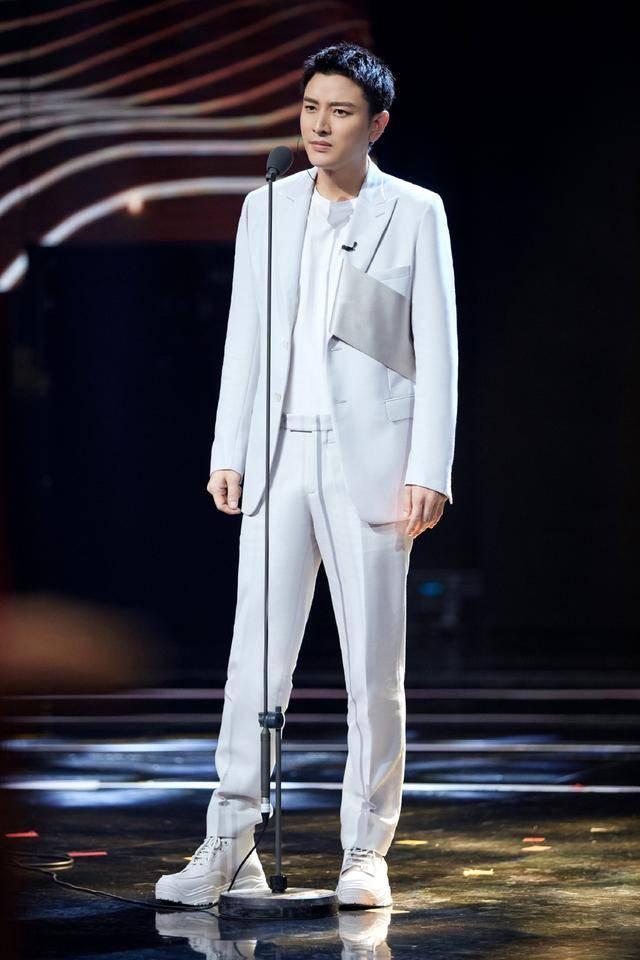 贾乃亮穿白t 运动裤走机场,外表看着青春靓丽,眼神暴露精神状态_皮衣