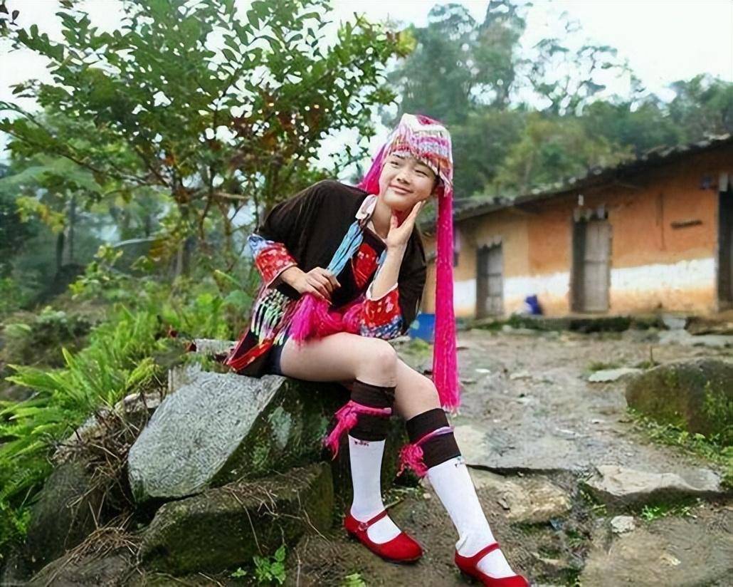 白裤瑶族究竟有多开放?女性服装侧面毫无遮挡,不怕走光吗?