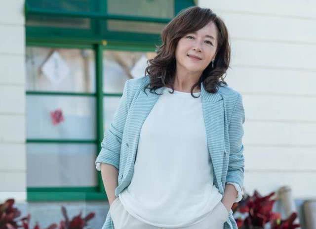 62岁恬妞走机场,穿连帽卫衣裙踩长靴,真是个潮奶奶!_感觉_颜色_年纪