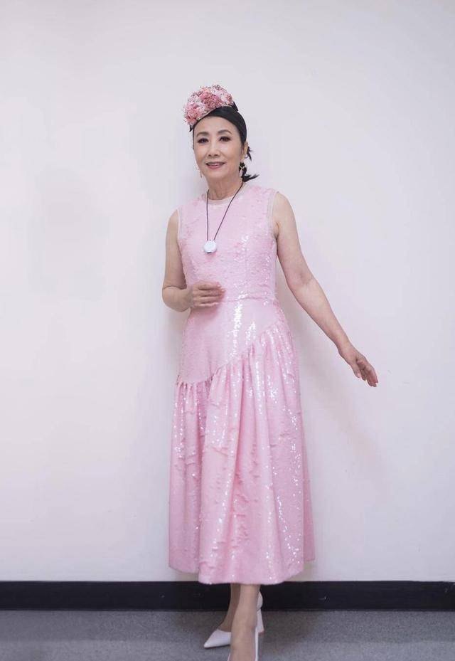 汪明荃才是真正冻龄女神,荧光绿长裙又美又撩,72岁仍有少女心_连衣裙