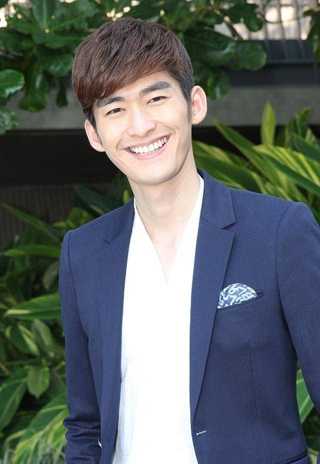 35岁张翰出席活动,一身白衣帅气清爽,温柔笑容迷倒一片粉丝_形象_观众