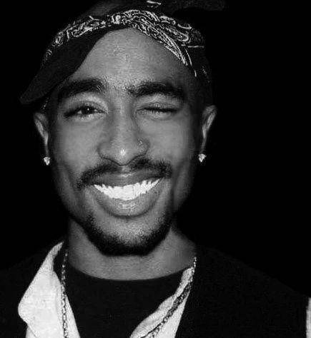 那一定就是tupac了,这位美国西海岸的说唱歌手在他短暂但又充满意义