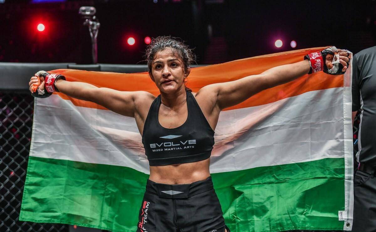 瑞图-佛加冲击冠军:斯坦普挡不住我,她被我的摔法