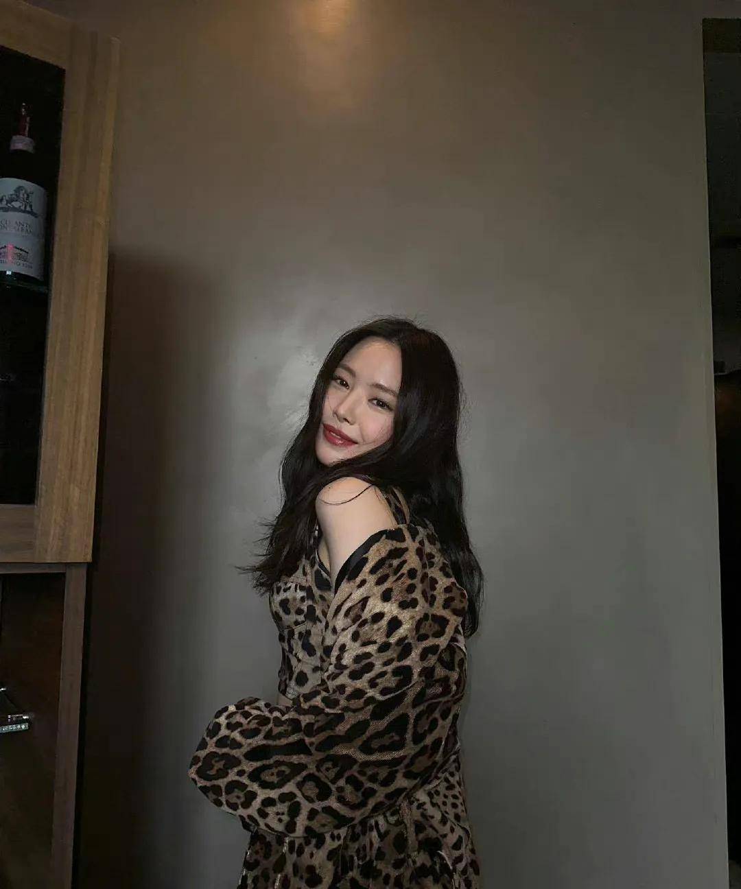 自从转入韩国著名娱乐公司yg后,孙娜恩确实被yg改造成