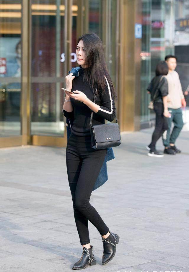 路人街拍,女子时髦的外套搭配米色小脚裤,非常的优雅动人