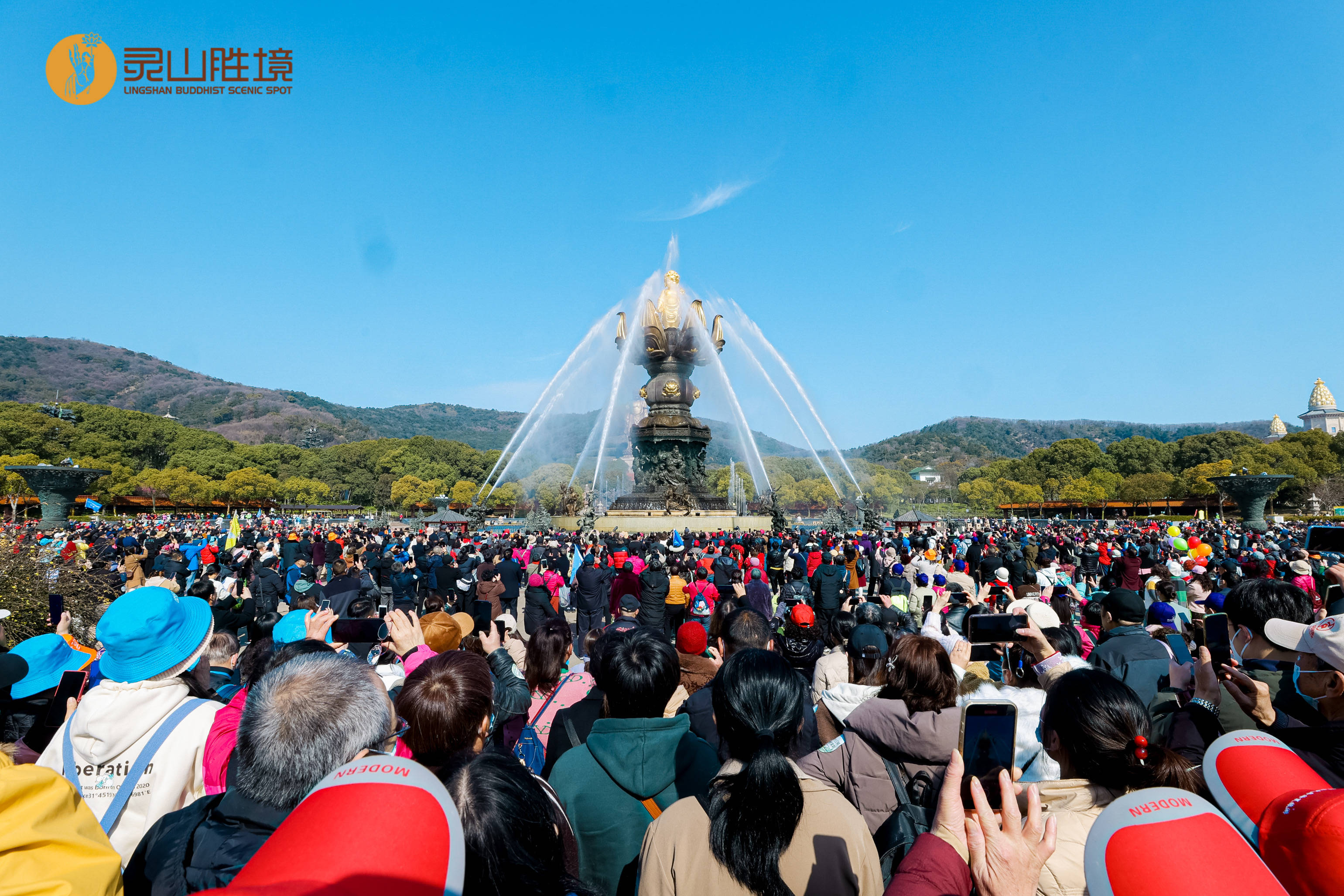 大型音乐情景喷泉九龙灌浴位于灵山大佛的广场里,是国内最大的音乐